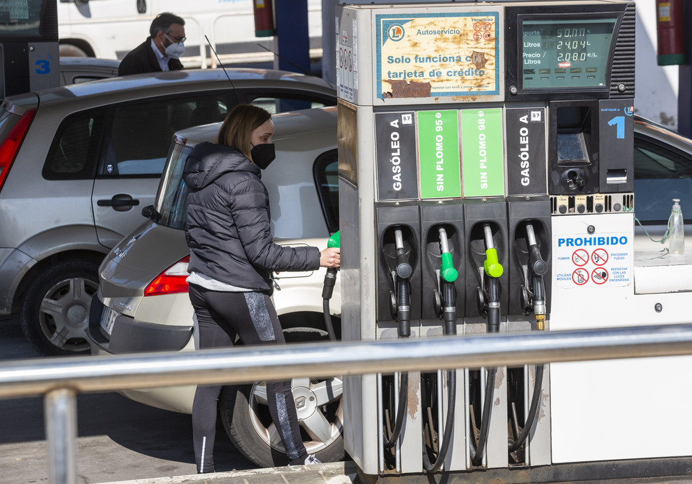Casi 20 gasolineras venden los combustibles ya a 2 euros