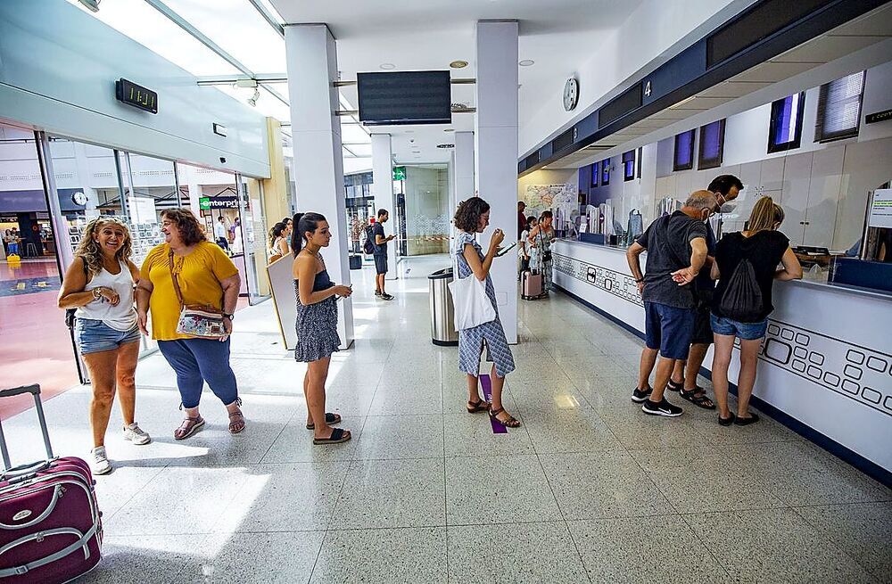 Taquillas para la venta de billetes de la estación de tren de Ciudad Real.