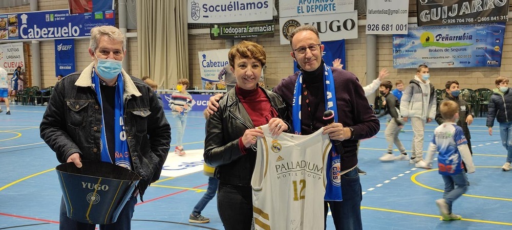 Elena García, alcaldesa de Socuéllamos, quiso apoyar al equipo con su presencia.