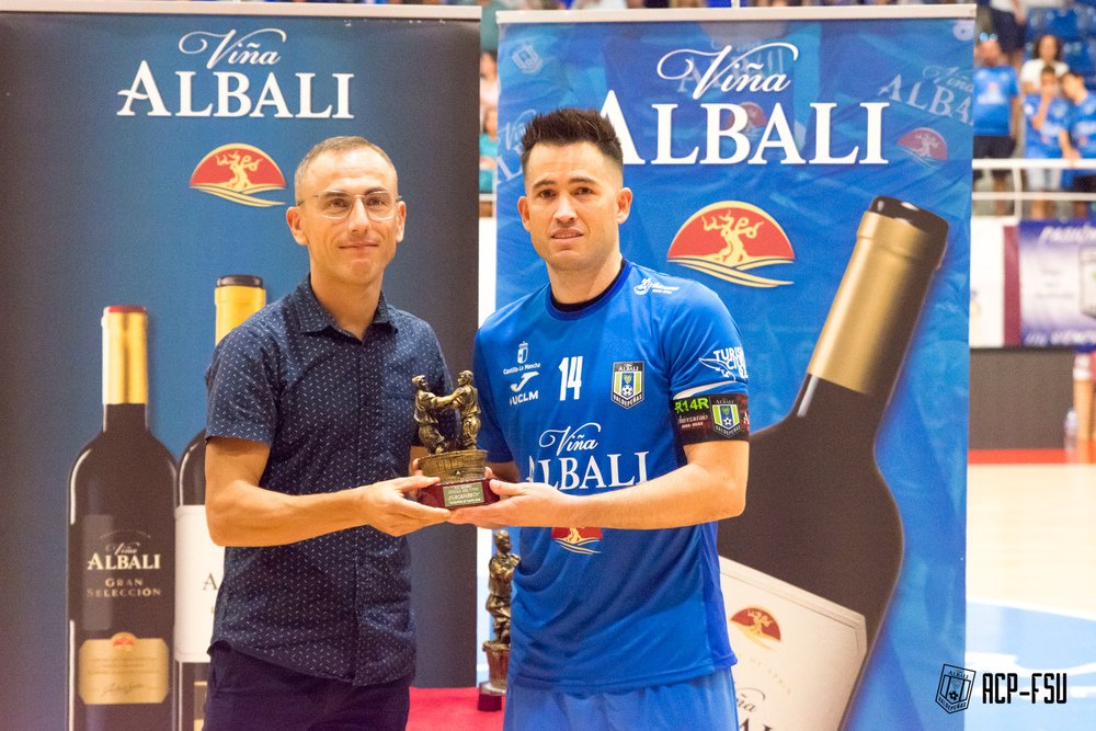 Rafael Rato recoge el trofeo de subcampeón de manos del concejal de Deportes.