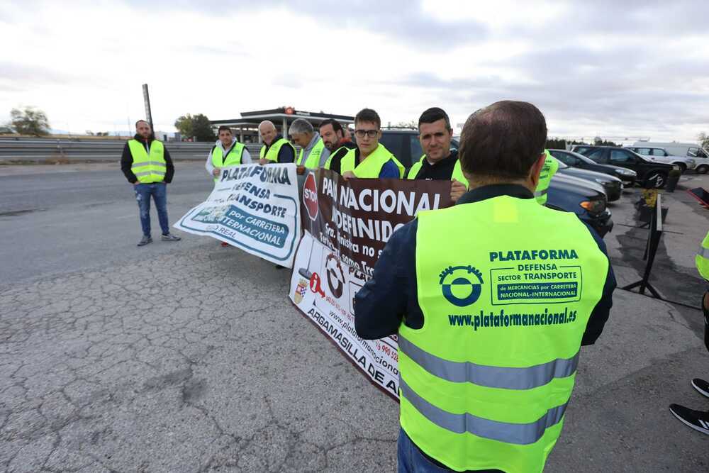 Transportistas se concentran y piden cumplir la Ley de Cadena