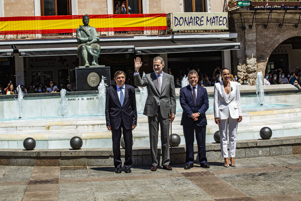 El Rey Felipe, visita la Plaza Mayor de Ciudad Real, acompañado por la alcaldesa Eva Masías, El Rey Felipe se hace una foto con la estatuta de Alfonso X e la Plaza Mayor