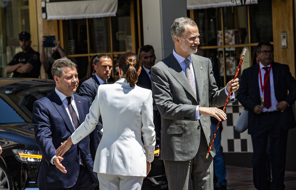 El Rey Felipe, visita la Plaza Mayor de Ciudad Real, acompañado por la alcaldesa Eva Masías, El Rey Felipe se hace una foto con la estatuta de Alfonso X e la Plaza Mayor  / RUEDA VILLAVERDE
