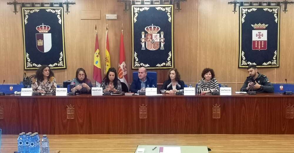 Villarrubia firma su protocolo contra la violencia de género 