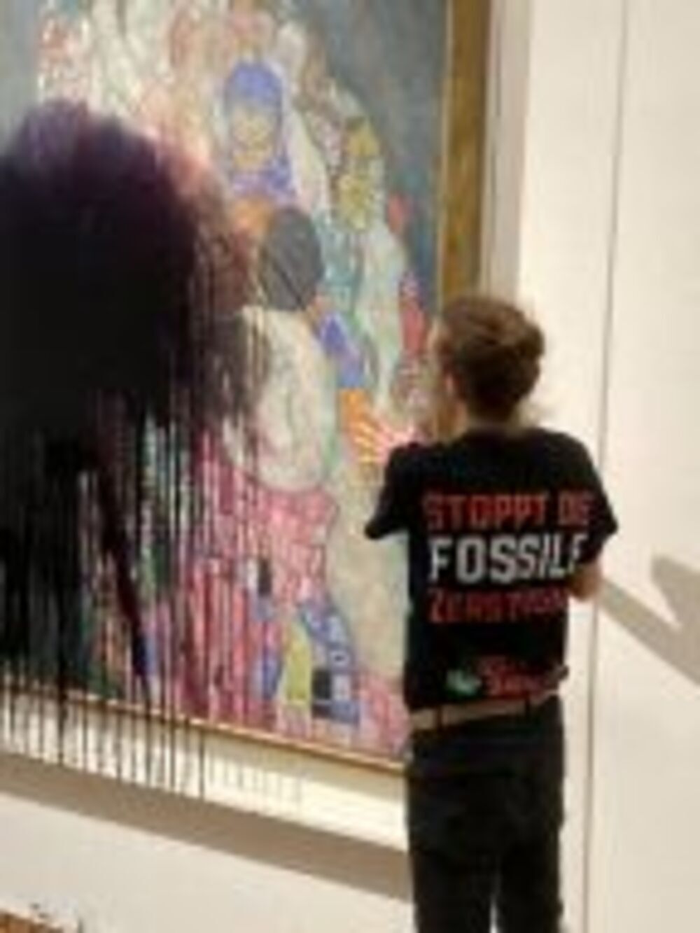 Activistas rocían con líquido negro un cuadro de Klimt
