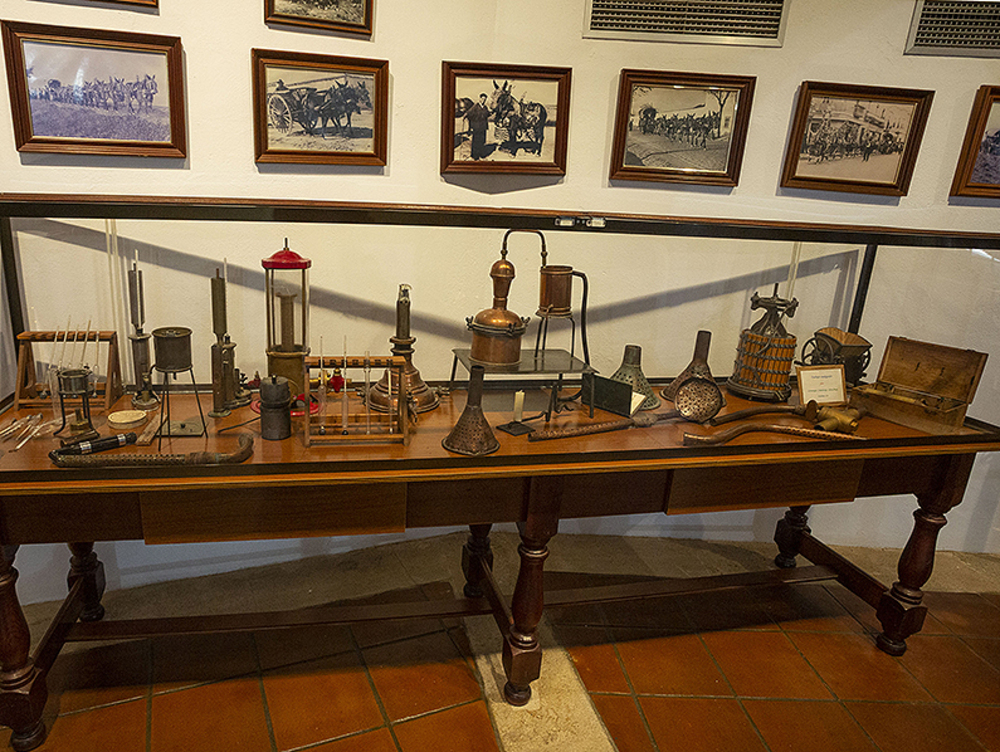 Instrumentos de laboratorio en el museo etnológico, ubicado en un antiguo lagar.