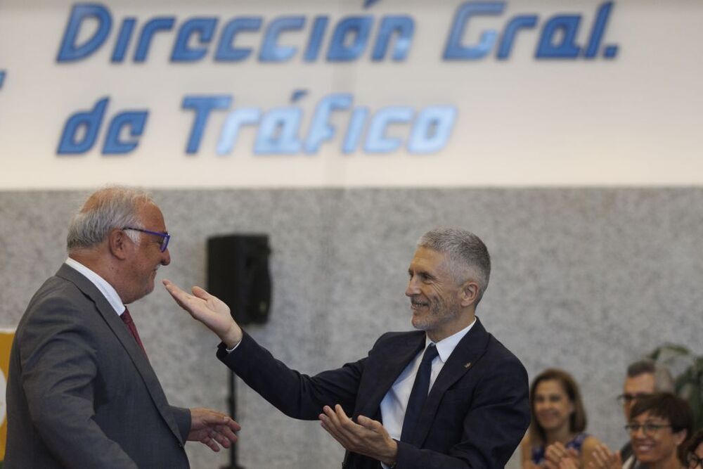 El Ministro del Interior Fernando Grande-Marlaska (d) saluda al director general de tráfico, Pere Navarro.