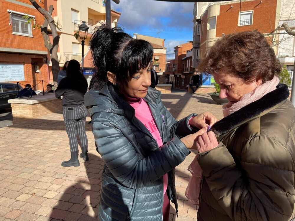 Un manifiesto y reparto de lazos en Porzuna por el 25N