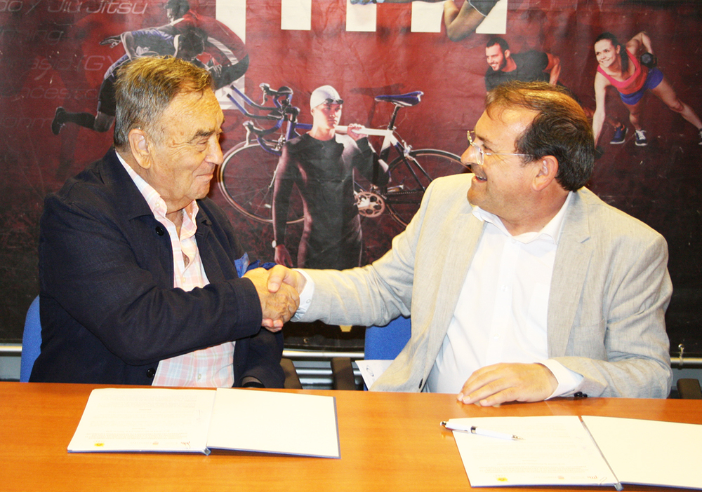 Adolfo Muñiz (a la derecha) y Juan Delgado, tras la firma del acuerdo.