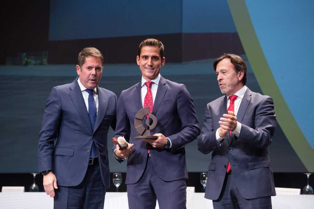 El sobrino de Carlos Ayuso Medina, de Bodegas Ayuso, recogió en su nombre el Premio Empresarial 2022 de la provincia de Albacete. 