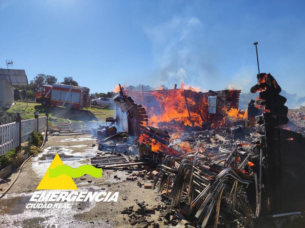 Arde por completo una casa de campo en Chillón