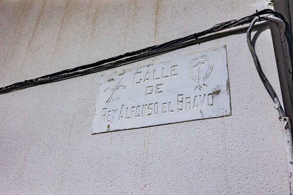 El escudo de Falange sigue en el barrio de La Hormiga