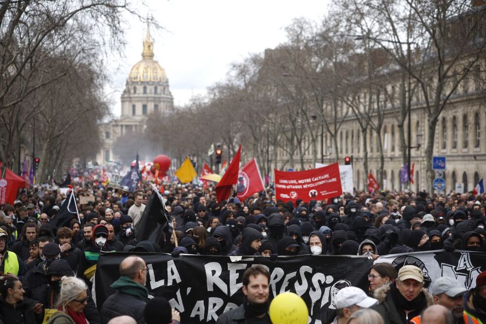 Pension reform protest in Paris  / YOAN VALAT