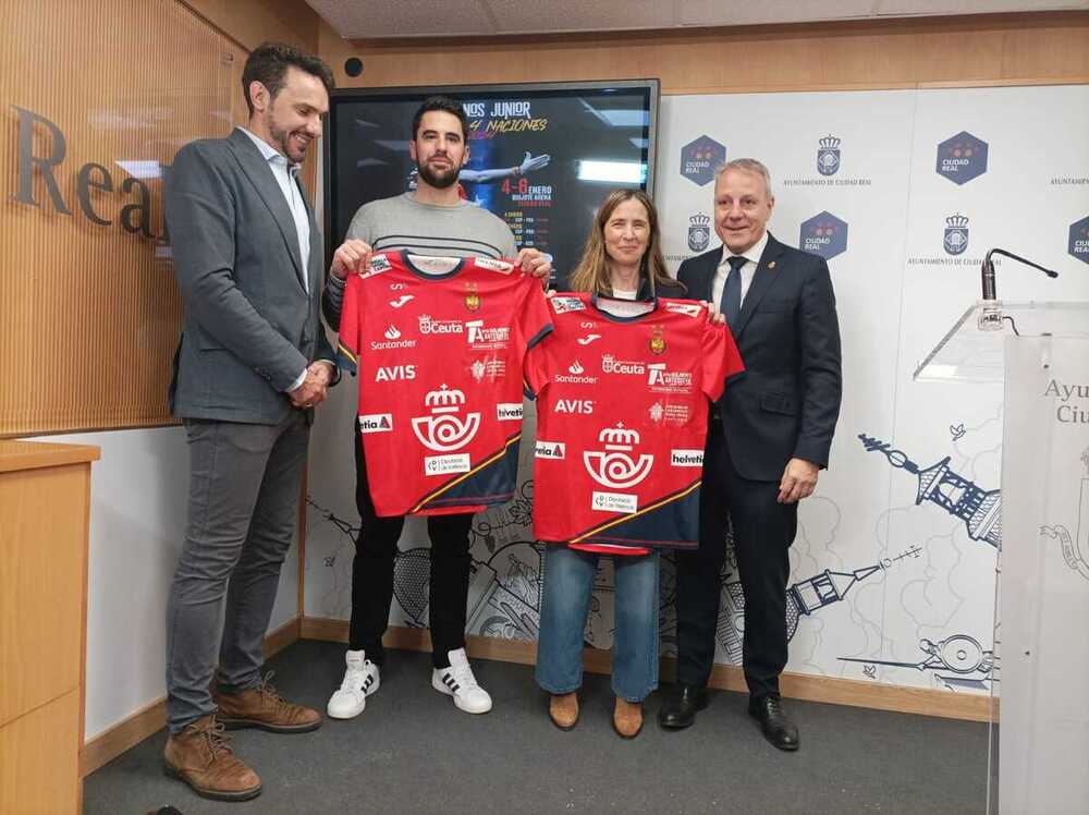 Pau Beltrán y Milagros Calahorra recibieron una camiseta de obsequio por parte de la Federación Española de Balonmano.