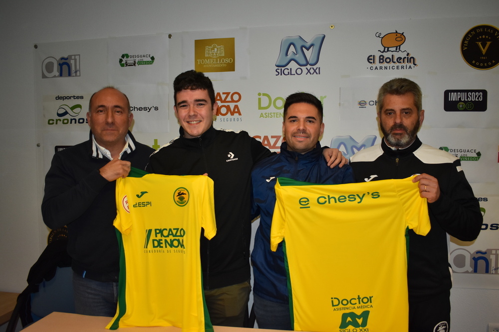 De izquierda a derecha, Jorge Romero, presidente del club; Jesús Miguel, ayudante; Manuel José Castillo, nuevo entrenador del juvenil; y José María Lara, directivo del juvenil A.
