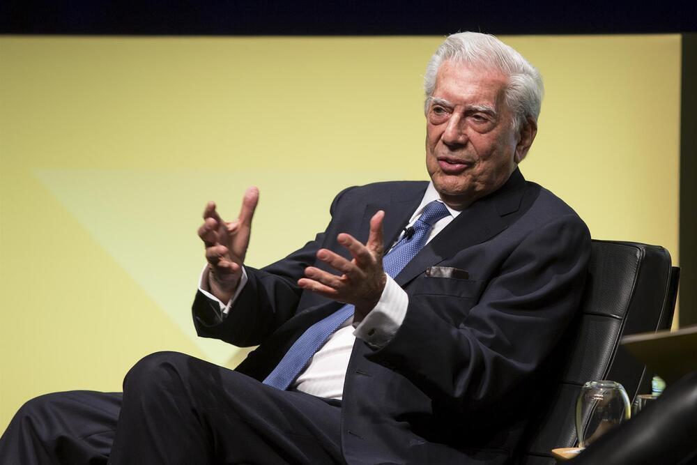 Vargas Llosa, de 87 años, es hospitalizado de nuevo por Covid