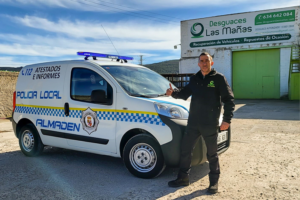 Desguaces ‘La Mañas’ dona un vehículo a la Policía de Almadén 