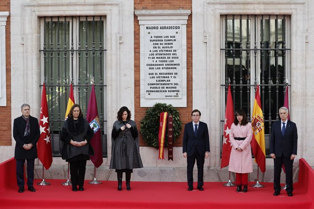 Por la mañana, Ayuso y Almeida han colocado una corona de laurel a los pies de la placa que recuerda a las víctimas en la Puerta del Sol