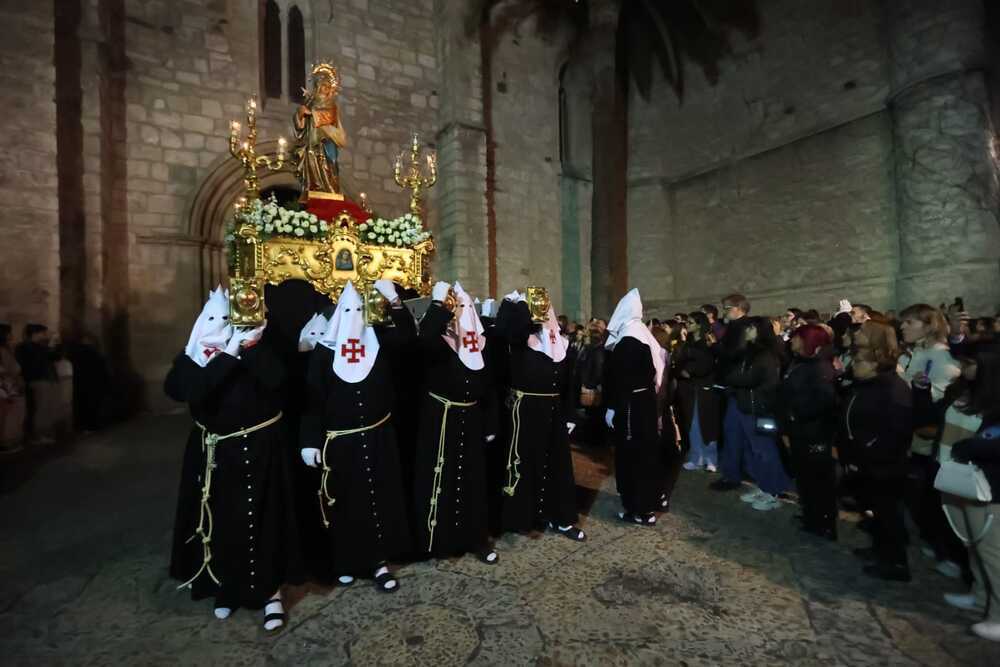 Las damas del Silencio meditan con su Virgen del Mayor Dolor