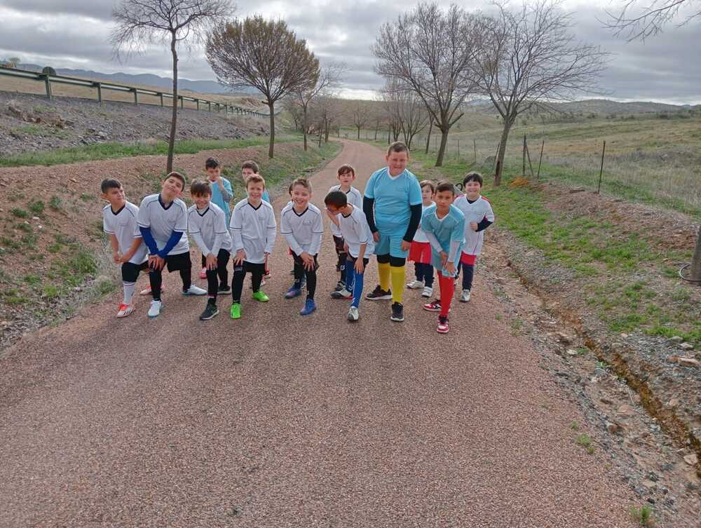 Un grupo de niños, preparado para hacer campo a través en Mestanza.