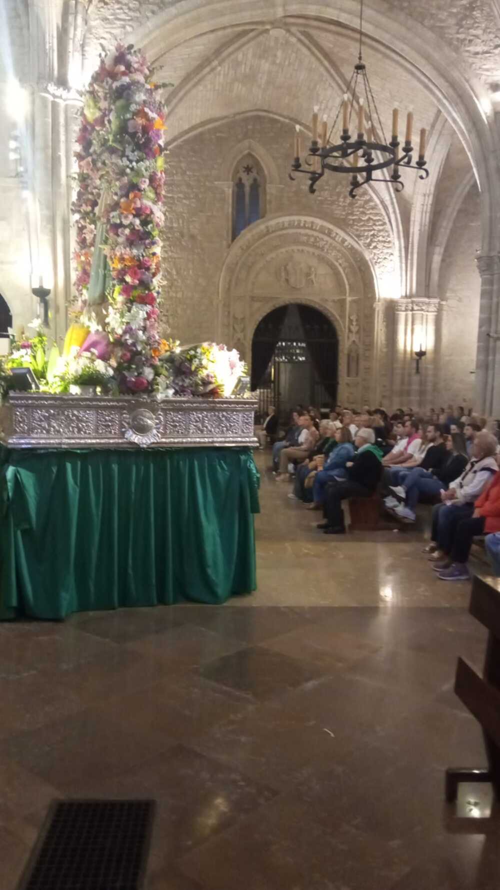 Un rio de gente acompaña a la Virgen de Alarcos a la ermita