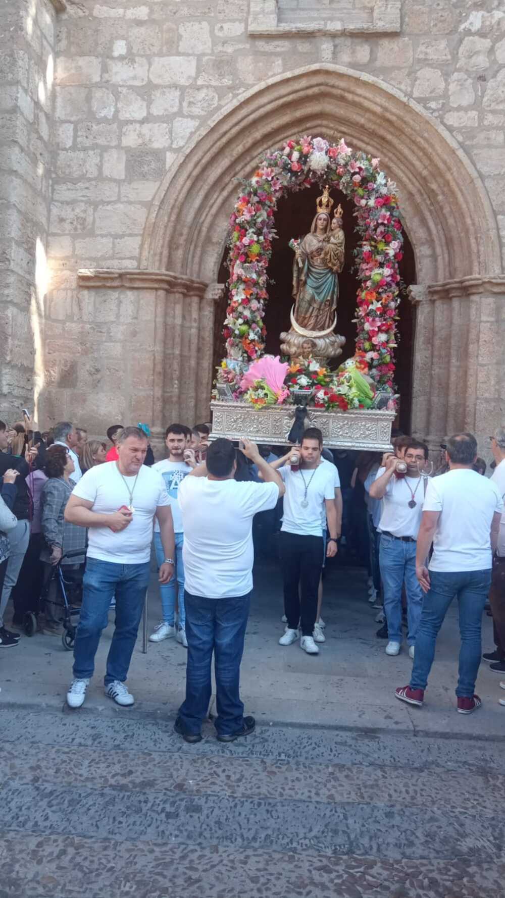 Un rio de gente acompaña a la Virgen de Alarcos a la ermita