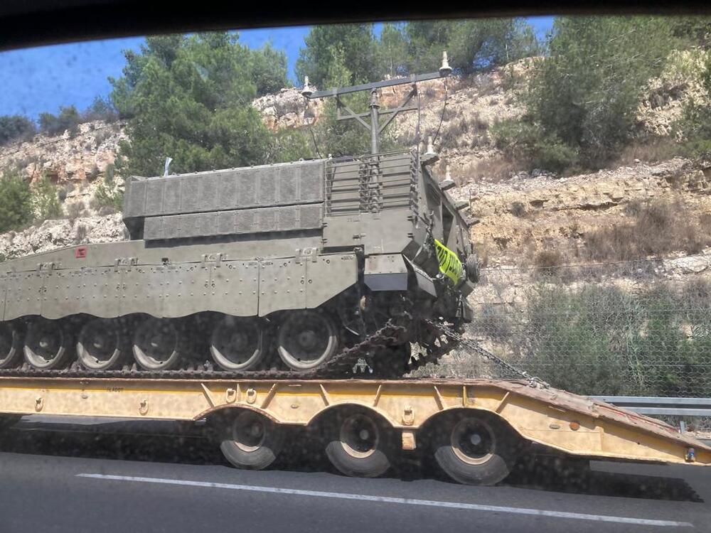 Un tanque transportado por las carreteras israelíes