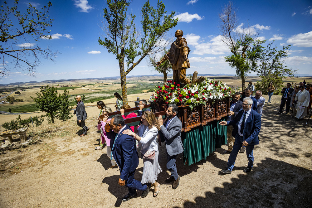 Los miembros de la hermandad portan en procesión a San Isidro alrededor de la Ermita de Alarcos.