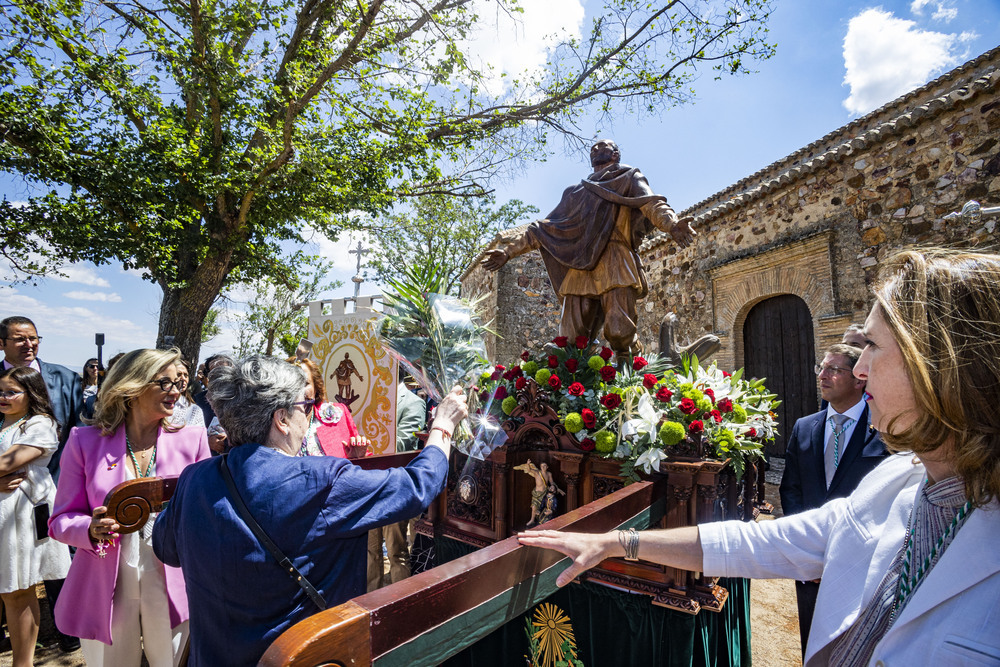 Ofrenda floral a San Isidro durante la procesión.
