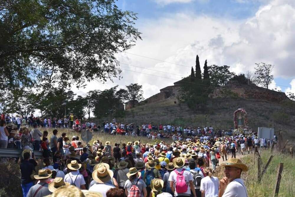 Un río de gente acompaña a la Virgen de Alarcos a la ermita