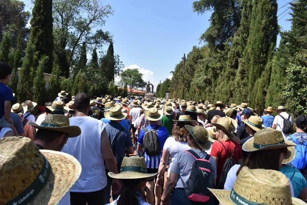 Un río de gente acompaña a la Virgen de Alarcos a la ermita