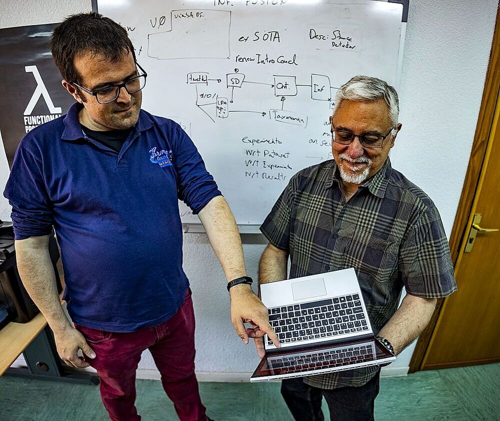 El profesor Francisco Pascual Romero, uno de los investigadores de la UCLM en IA, junto a José Ángel Olivas