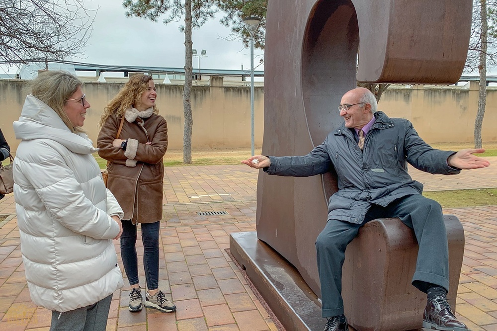 Tomelloso luce ya las esculturas monumentales de Juan Méjica