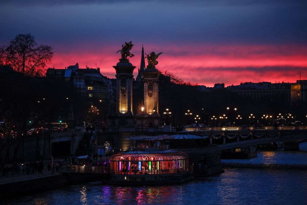 Sunset in Paris  / YOAN VALAT
