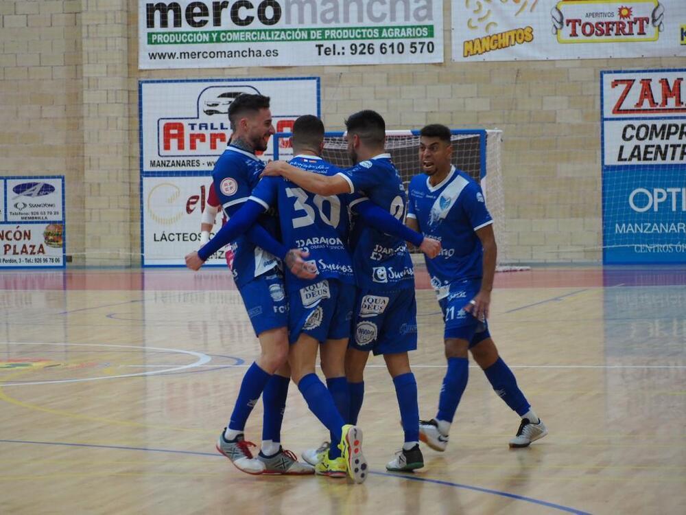 Los jugadores locales celebran un gol.