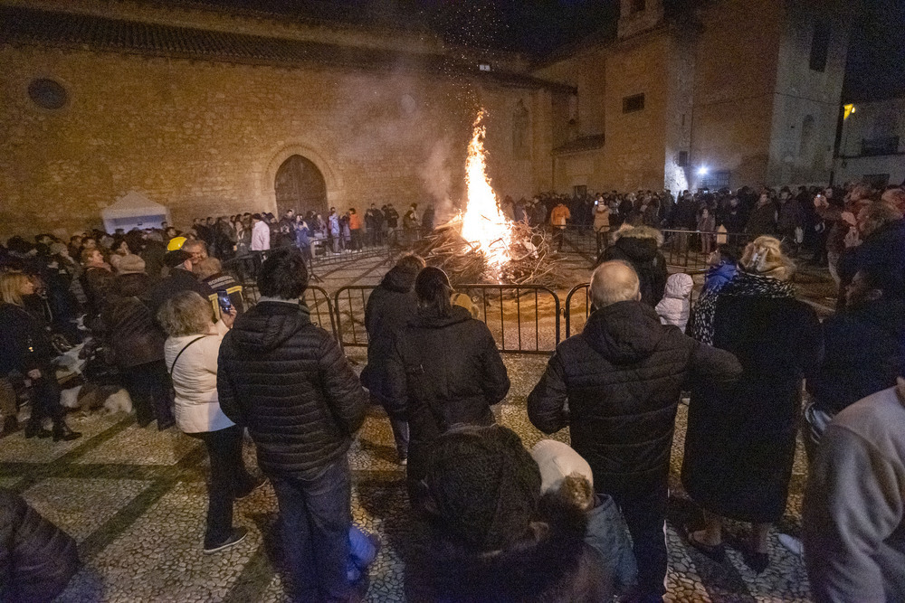 El fuego alumbra el regreso de San Antón
