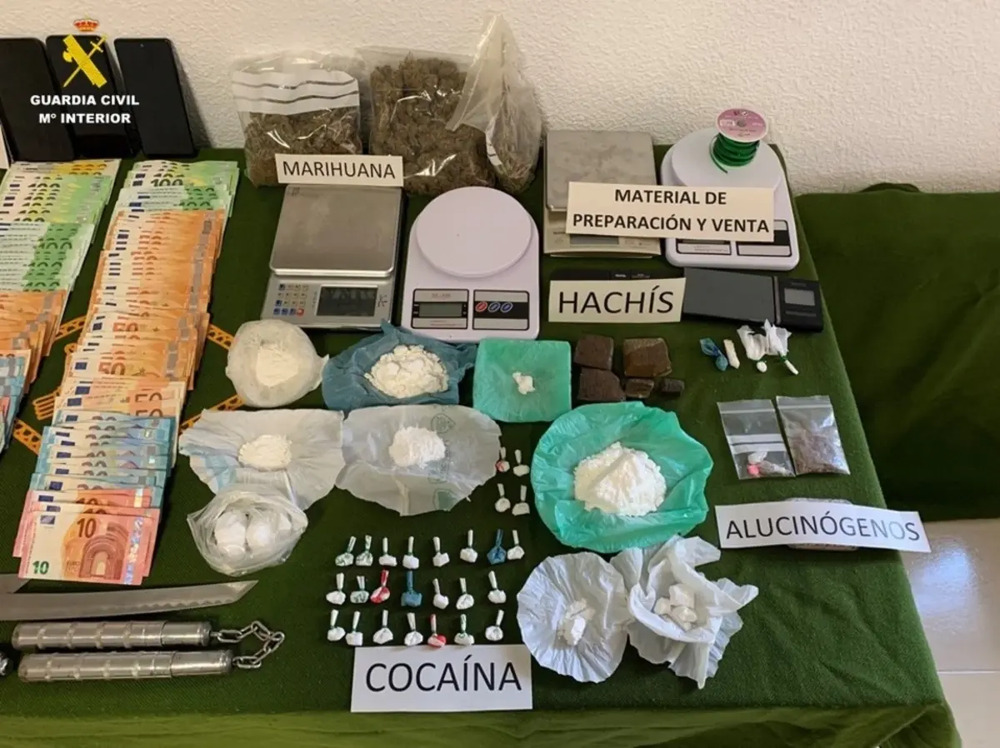 Efectos incautados en la operación contra el narcotráfico.
