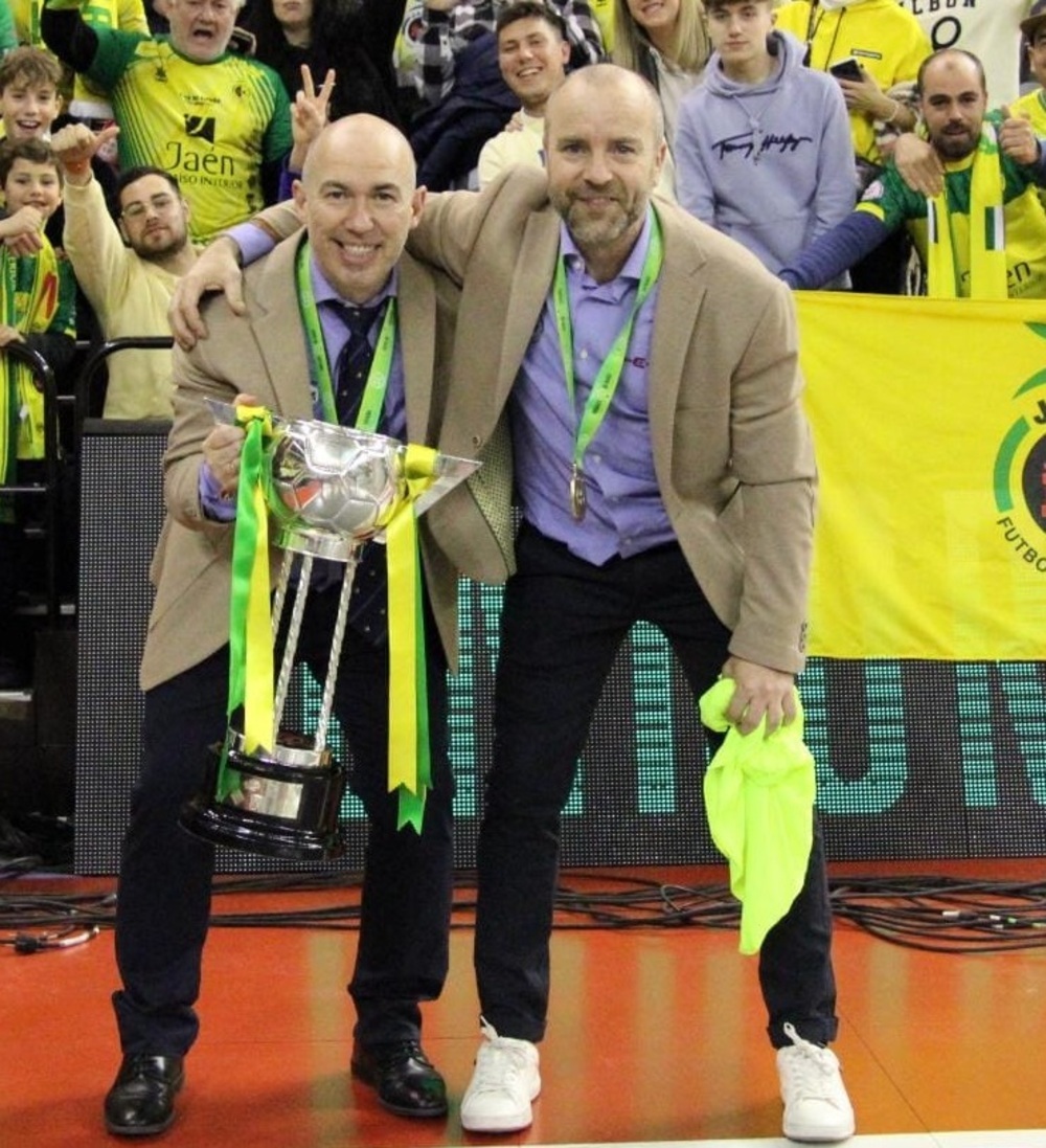Pedro Cuadra (derecha), con el trofeo junto a Daniel Rodríguez.