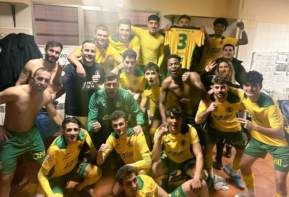 Los jugadores del Atlético Tomelloso celebran una victoria.