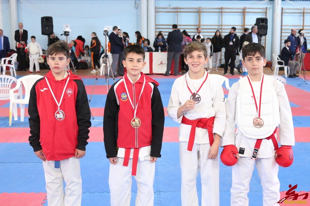 Podio kumite alevín -40 kg., con Jaime Valdepeñas (Okinawa), que fue oro, y Álvaro Romero (Almagro), plata.