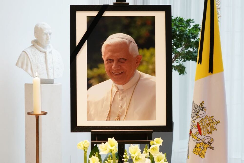 El último adiós a Benedicto XVI  / CLEMENS BILAN