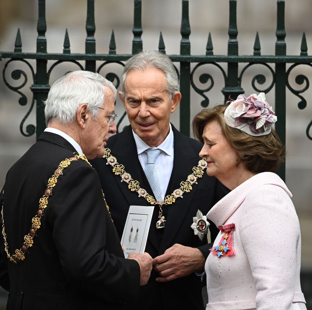 Antiguos primeros ministros británicos John Major (i) y Tony Blair junto a Cherie Blair.  / ANDY RAIN