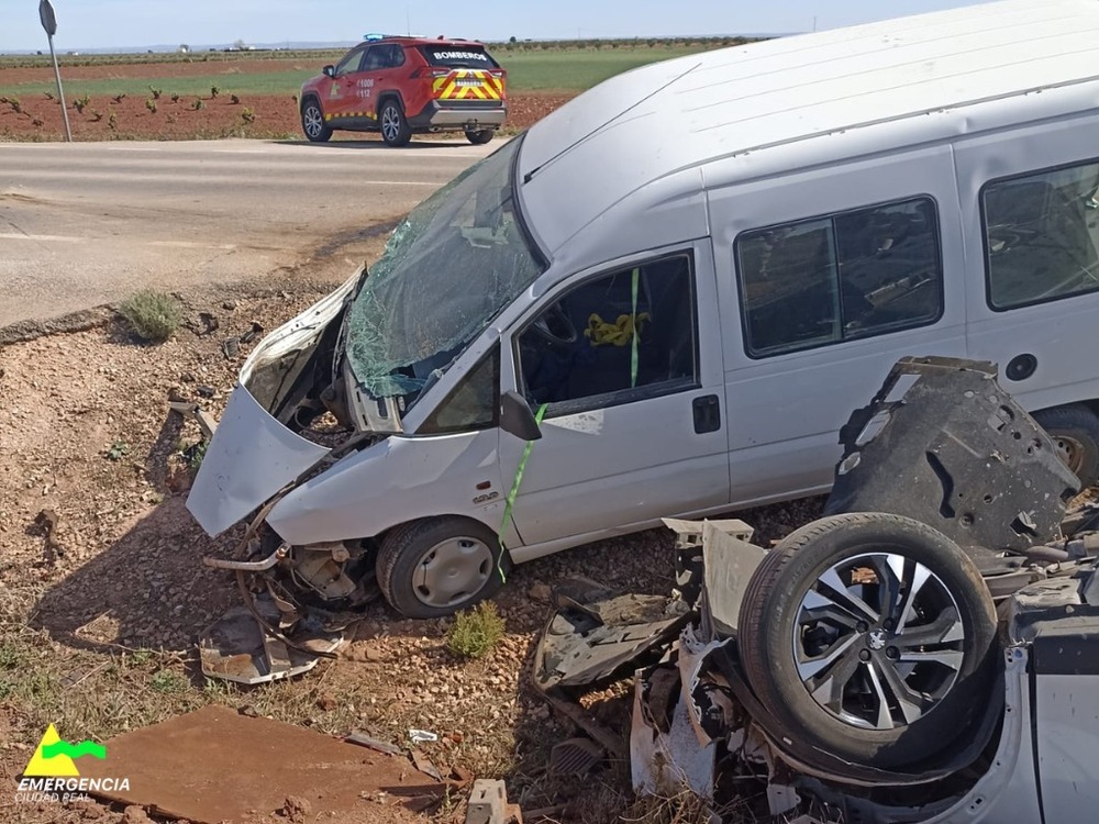 Dos heridos en un accidente entre un turismo y una furgoneta