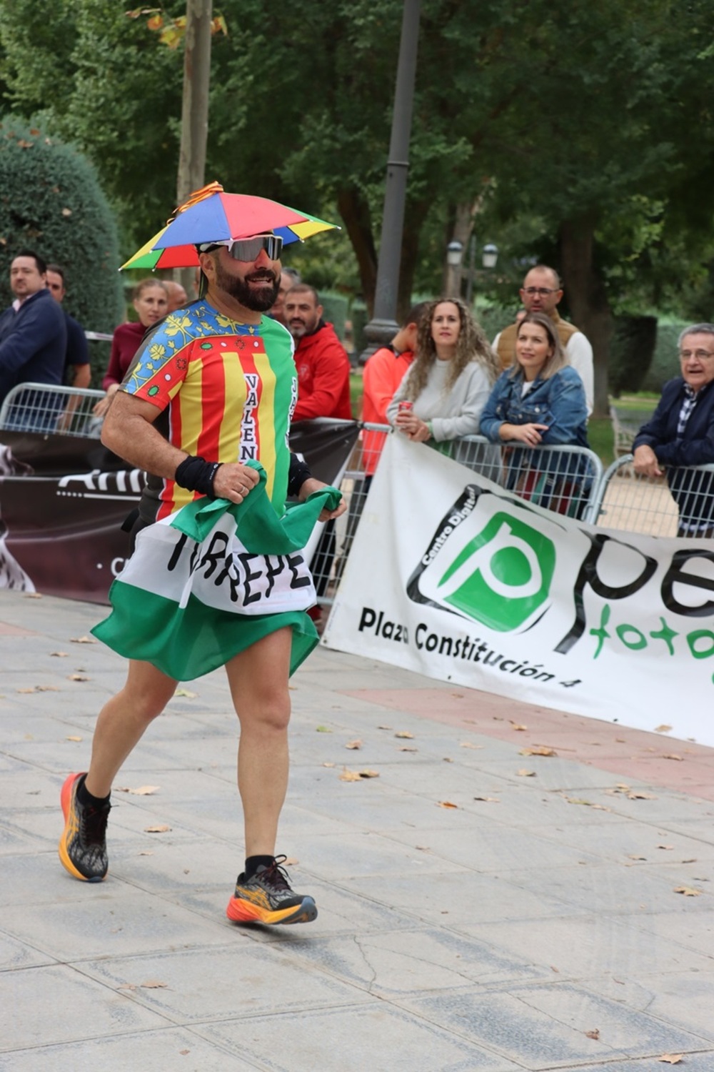 Miguel Ángel Molina, corriendo con la popular 'sombrilla' en la edición del Quijote Maratón 2022.