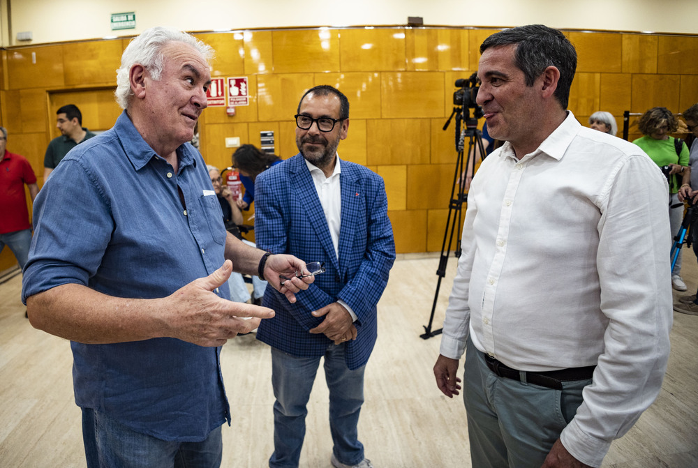 Ángel Aguas (derecha) dialoga con Cayo Lara (izquierda) y Juan Ramón Crespo.