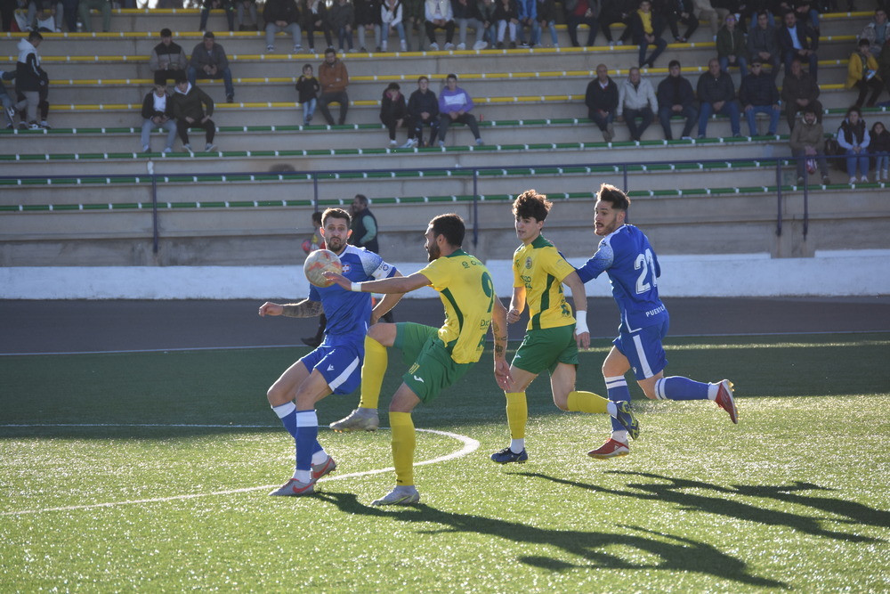 Gallego trata de controlar el balón en el área con Carretón (dos goles) detrás.
