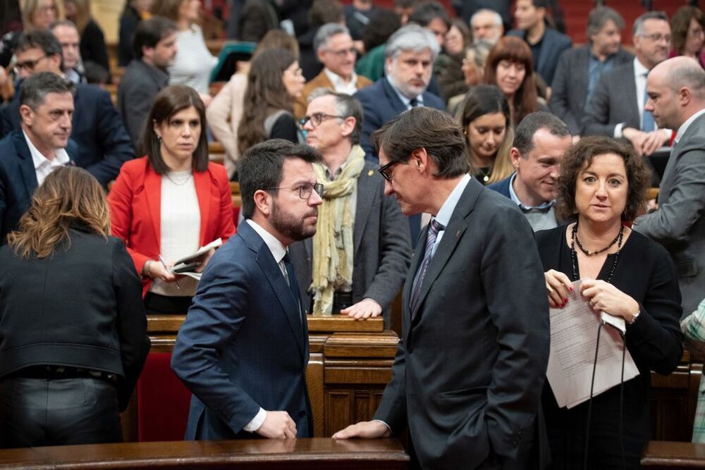 El presidente de la Generalitat, Pere Aragonès (i), y el líder del PSC, Salvador Illa (d)