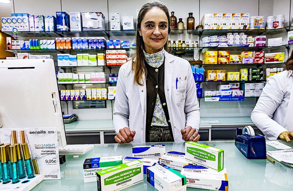 La farmacéutica Adela Salcedo muestra varias cajas de fármacos ansiolíticos y antidepresivos.