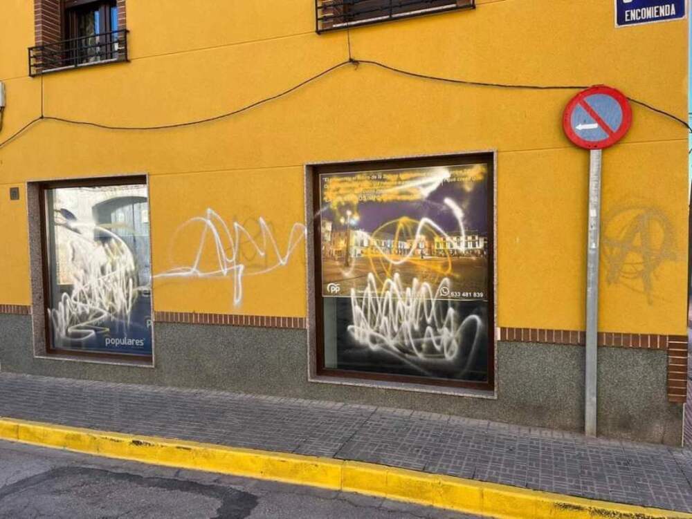 Acto vandálico contra la oficina electoral del PP en La Solana