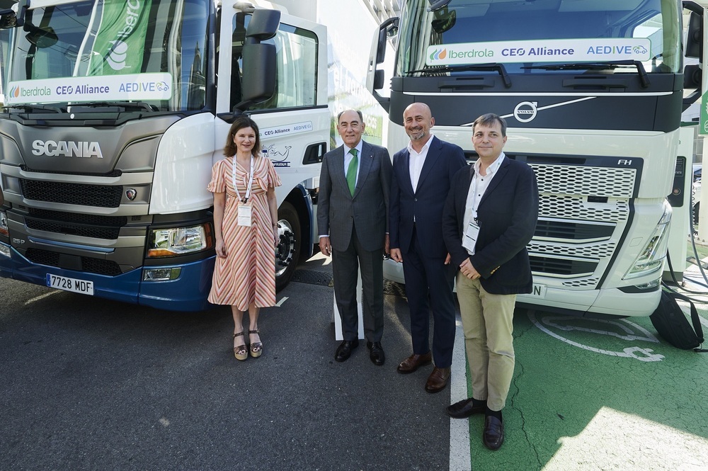 Ignacio S. Galán, presidente de Iberdrola y María José Rallo del Olmo, secretaria general de Transportes y Movilidad, junto a representantes del sector.